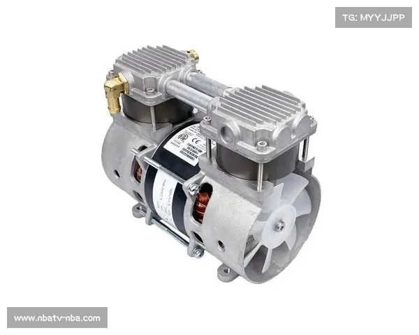 医疗团队部署便携制氧机，应对高海拔赛段体能极限